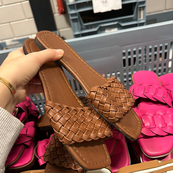 Bruin gevlochten slippers