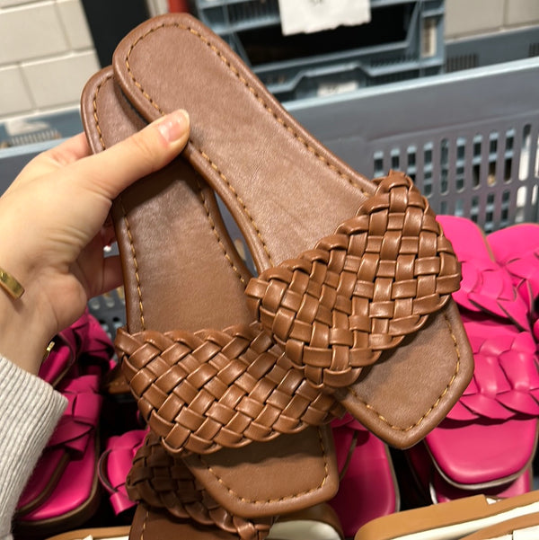 Bruin gevlochten slippers
