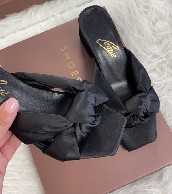 Saten heels zwart
