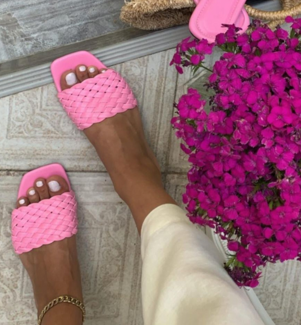 Roze gevlochten slippers