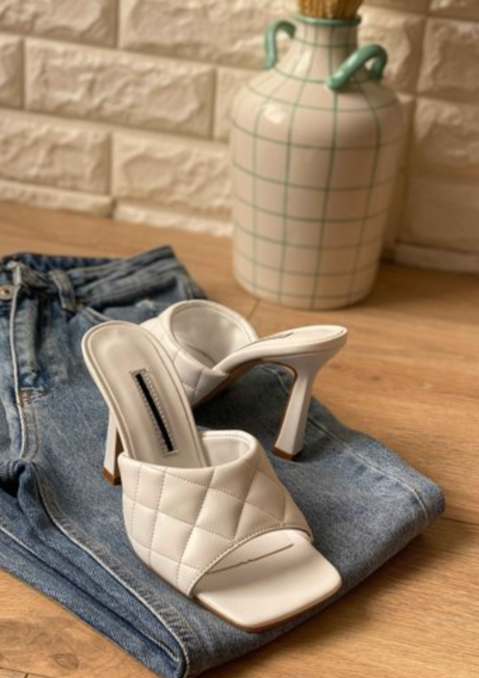 Wit quilted heels