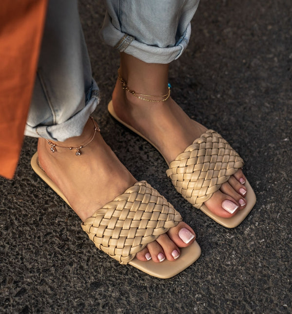 Nude gevlochten slippers