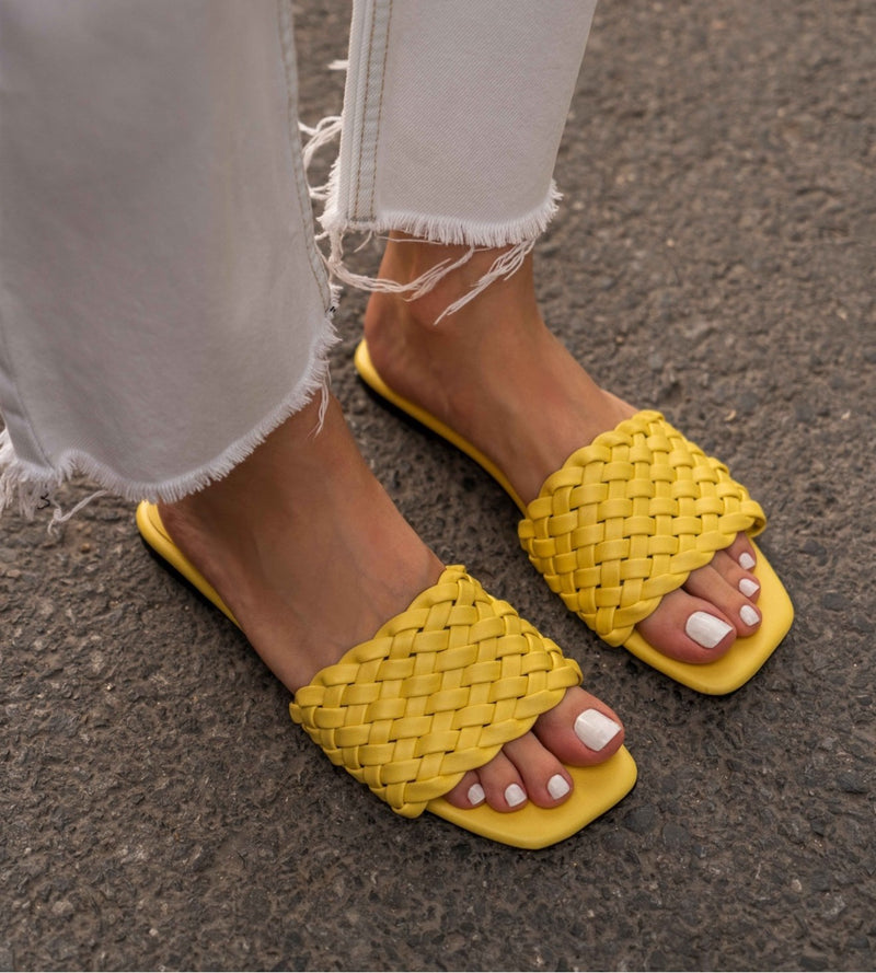 Gele gevlochten slippers