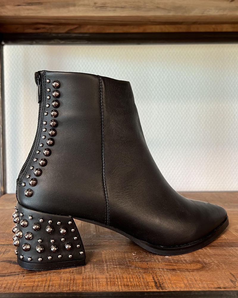 Studs boots