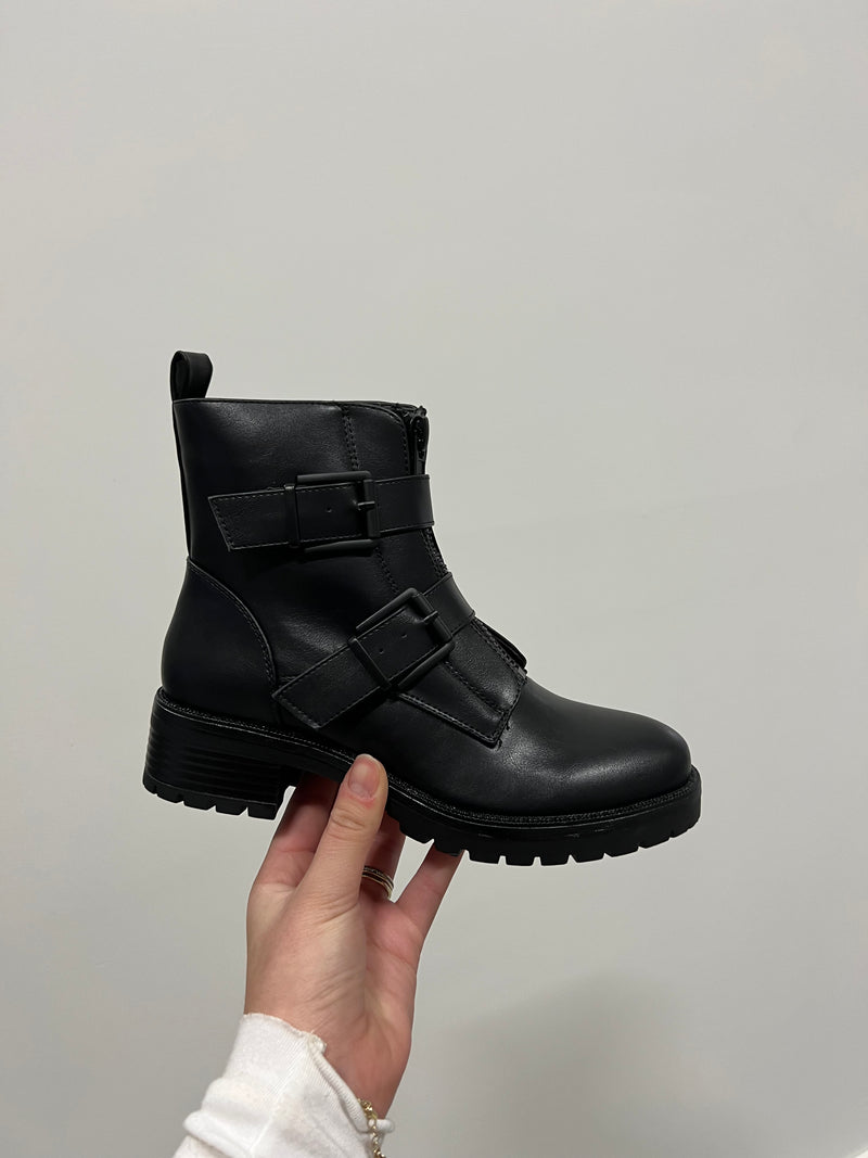 Black boots gesp